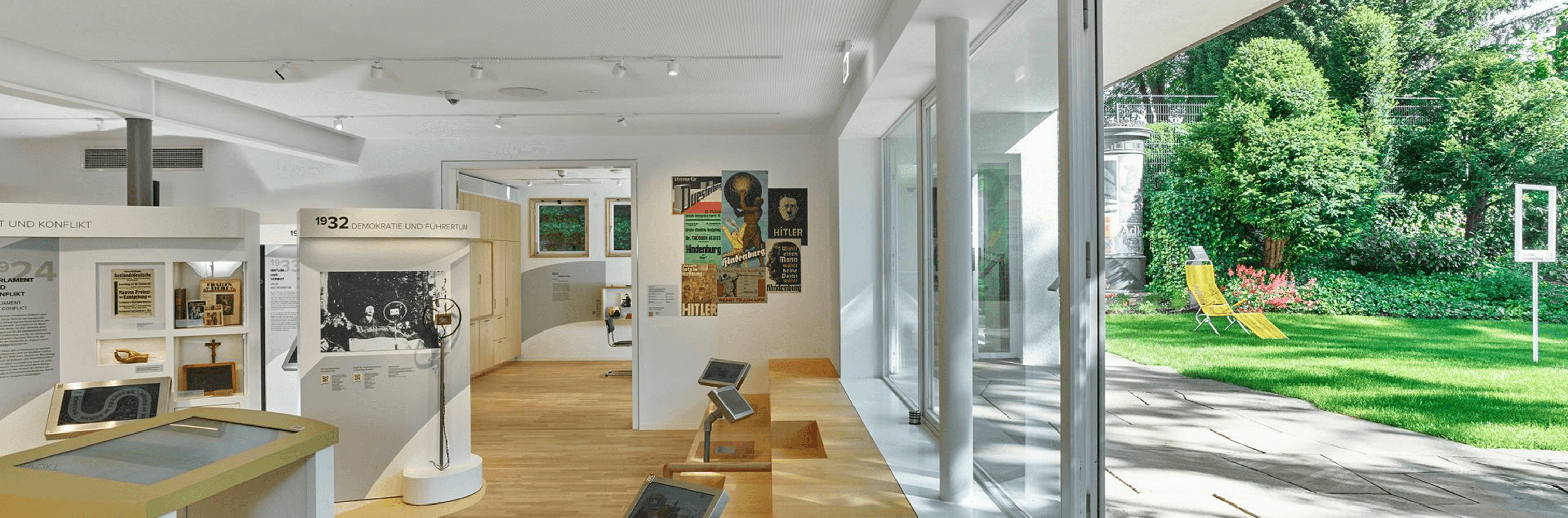Links: indoor Ausstellung, rechts: Gartenanlage