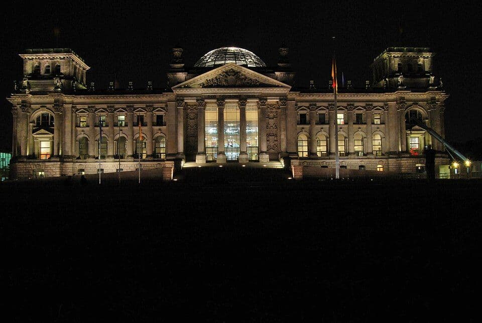 Front des Reichstagsgebäudes in Berlin bei Nacht