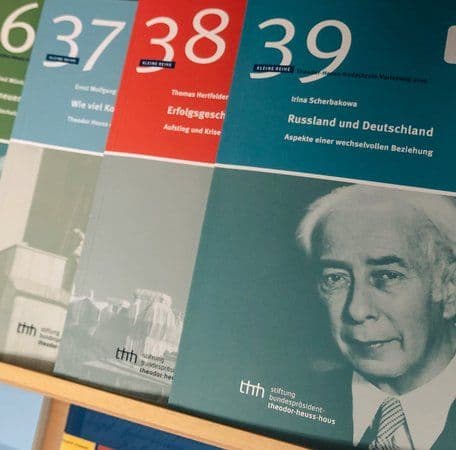 Mehrere Broschüren der „Kleinen Reihe“ der Stiftung Bundespräsident-Theodor-Heuss-Haus stehen nebeneinander in einem Regal.