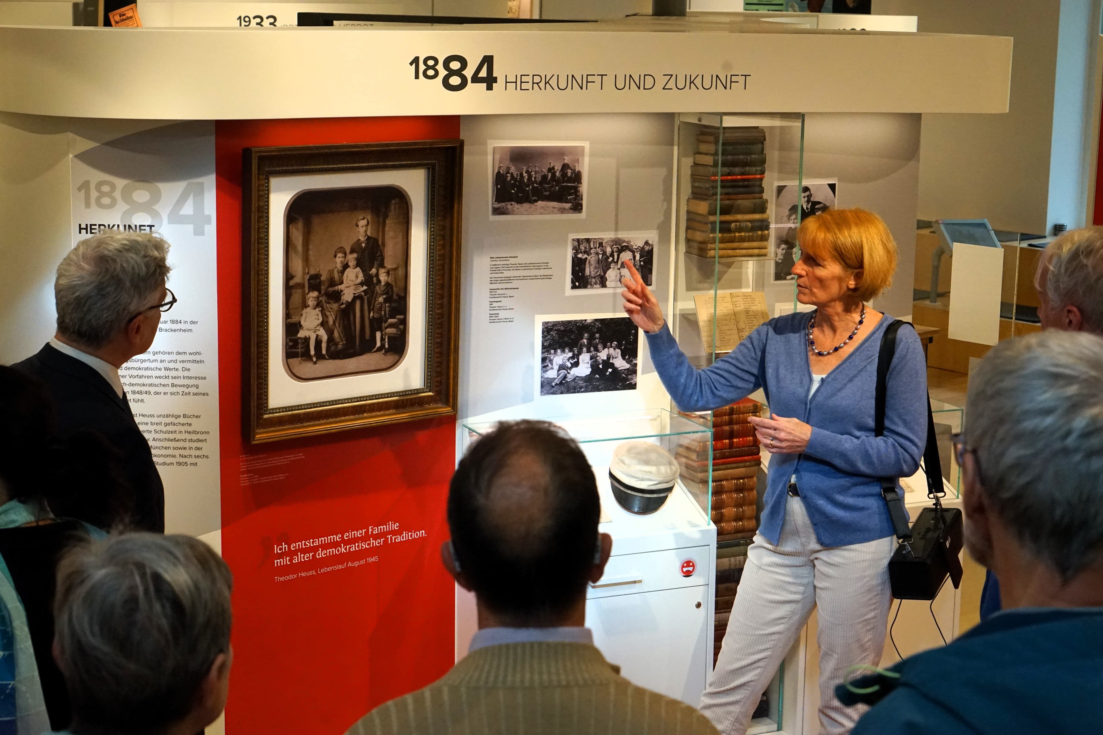 Kinder Laufen durch einen Ausstellungsraum.
